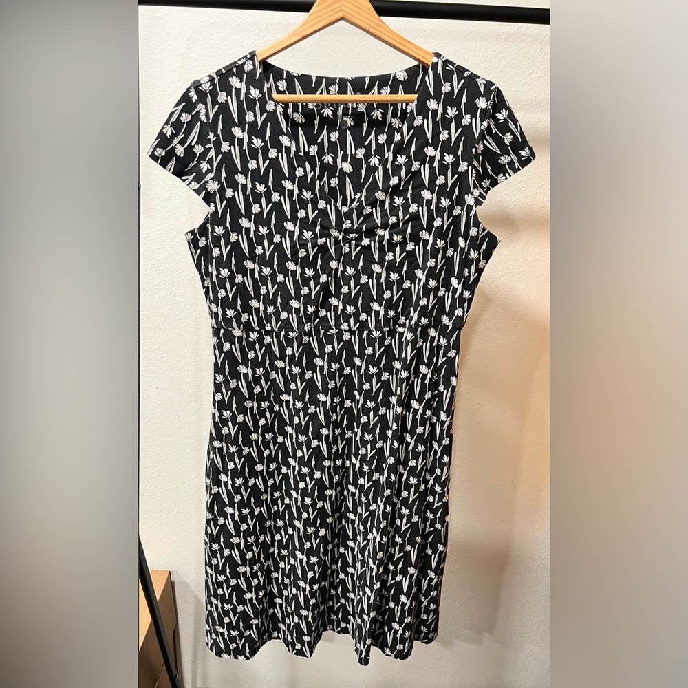 Sahalie dress black with white flowers